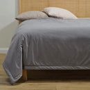 Sivý prehoz na posteľ. 