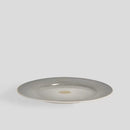 Čierny porcelánový dezertný tanier.