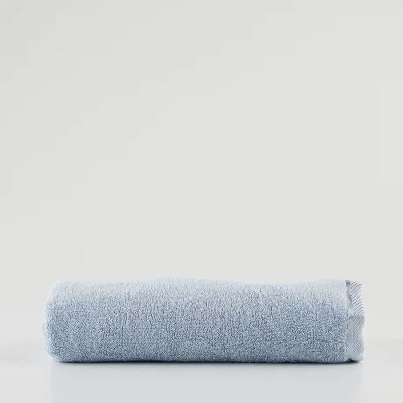 Modrý uterák vyrobený z bavlnených a bambusových tkanín