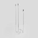 Strieborný kovový svietnik.