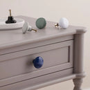 Biely úchyt na šuflík. 