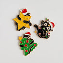 Viacfarebné vianočné magnetky s rôznymi mačkami.