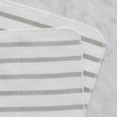 Sada dvoch štvorcových kuchynských utierok v elegantnej bielej farbe so zelenými pruhmi. 