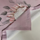 Viacfarebná štóla s prírodným motívom.