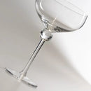 Transparentný pohár na koktejl.