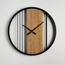 Čierno hnedé závesné hodiny.