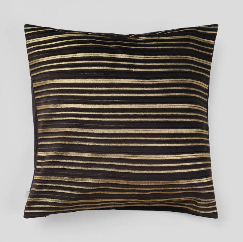 Čierna obliečka na vankúš.