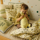 Béžová detská obliečka na vankúš s obrázkom krokodíla.