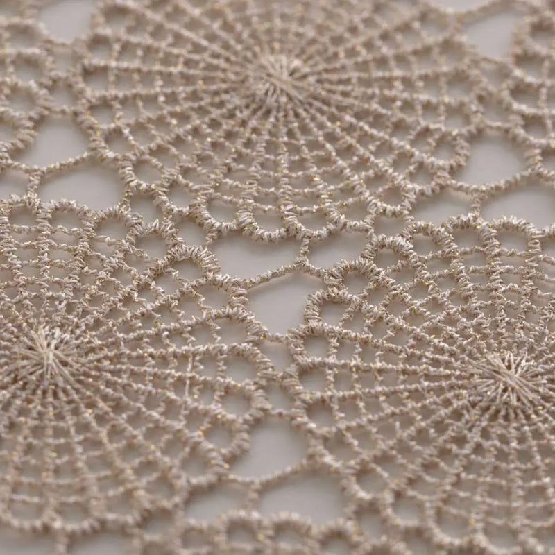 Zlatý polyesterový obrus.