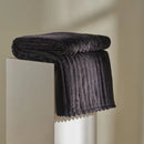 Čierna polyesterová deka.