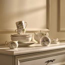 Biela mliekovka vyrobená z kvalitného porcelánu s kvetovým motívom