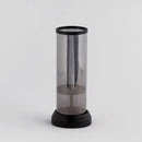 Čierny svietnik zo skla a kovu.