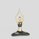 Zlatá figúrka v podobe postavy v jógovom posede.