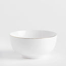 Biela porcelánová miska so zlatým lemom.