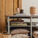 Hnedá obliečka na vankúš.