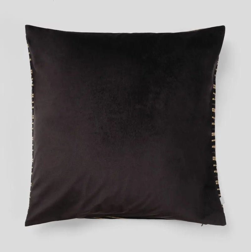 Čierna obliečka na vankúš.