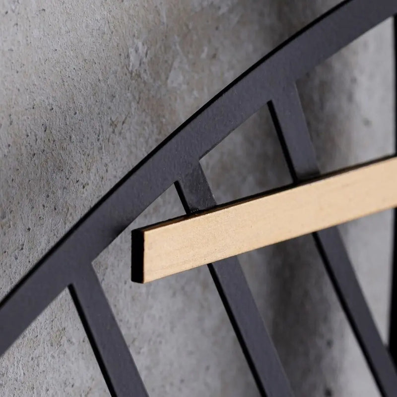 Čierne nástenné hodiny.