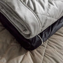 Sivý polyesterový zamatový prehoz. 