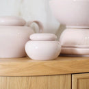 Ružová porcelánová cukornička.