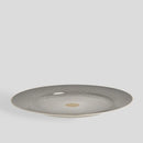 Čierny porcelánový plytký tanier.