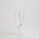 Transparentný sklenený pohár.