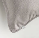 Strieborná obliečka na vankúš. 