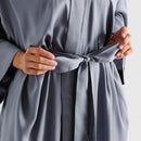 Sivý dámsky župan.