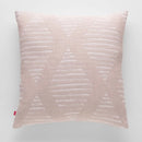 Béžová obliečka na vankúš. 