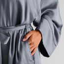 Sivý dámsky župan.