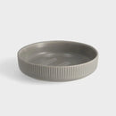 Sivá keramická mydelnička.