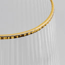 Transparentný pohár so zlatým lemom.