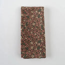 Hnedý bavlnený kuchynský uterák.