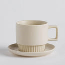 Béžová šálka s podšálkou.