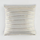 Sivá polyesterová obliečka na vankúš so zlatými pruhmi. 