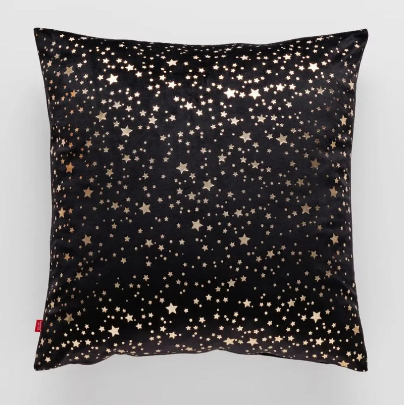 Čierna obliečka na vankúš.