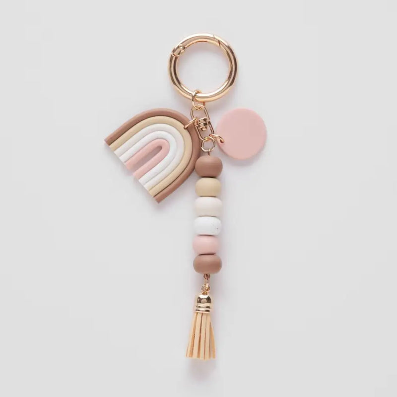 Béžová kľúčenka.