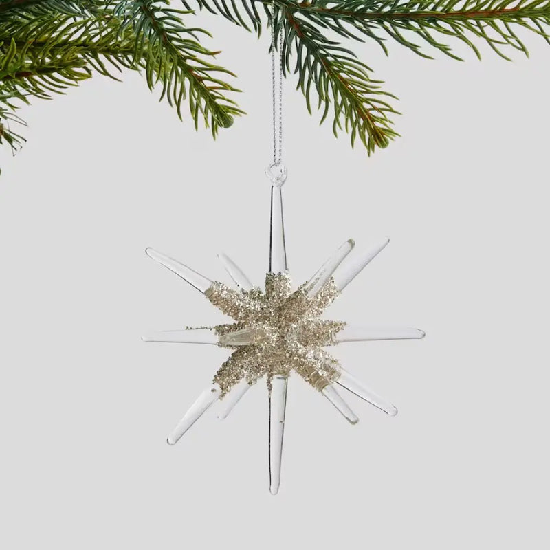 Transparentná vianočná ozdoba.