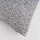 Strieborná obliečka na vankúš.