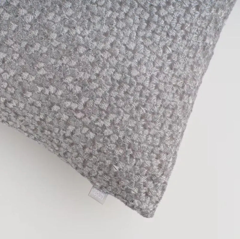 Strieborná obliečka na vankúš.