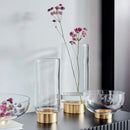 Transparentná sklenená váza so zlatou podstavou.