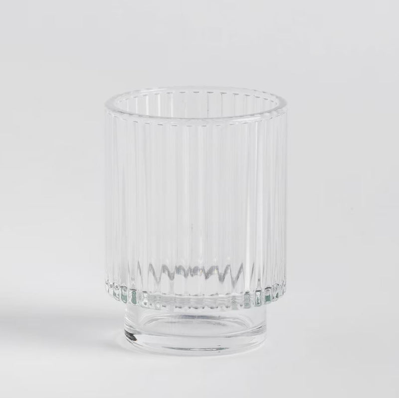 Transparentný pohár.