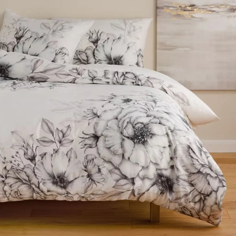 Bielo sivé kvetinové saténové bavlnené obliečky. 