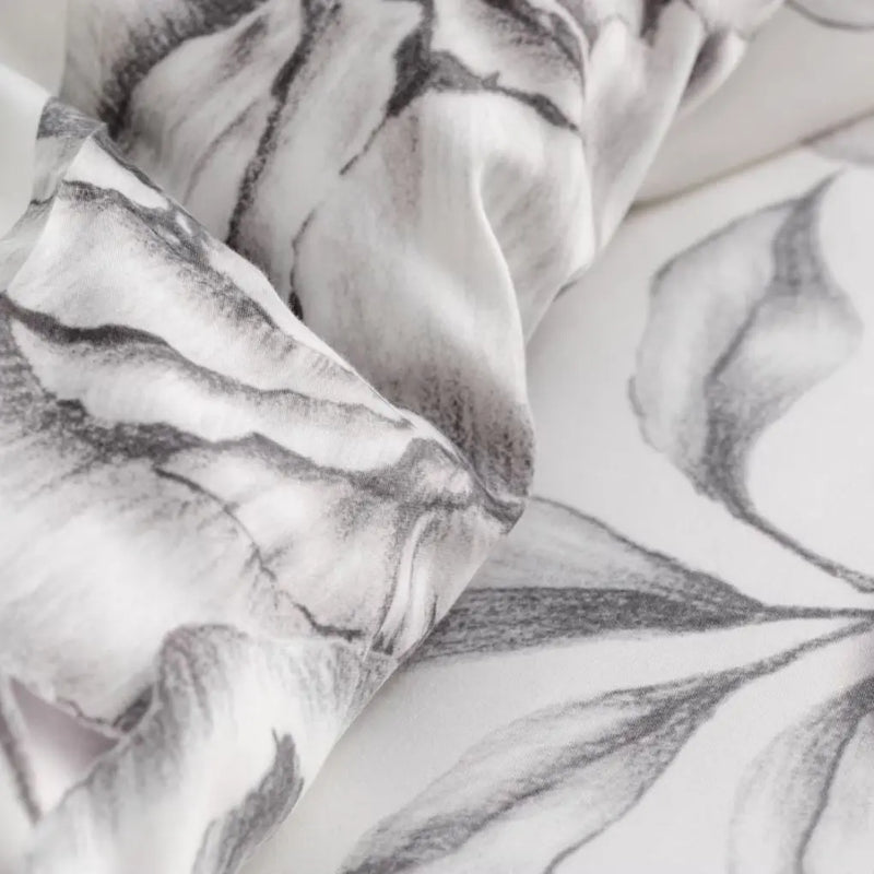 Bielo sivé kvetinové saténové bavlnené obliečky. 