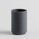 Sivý kúpeľňový pohár.