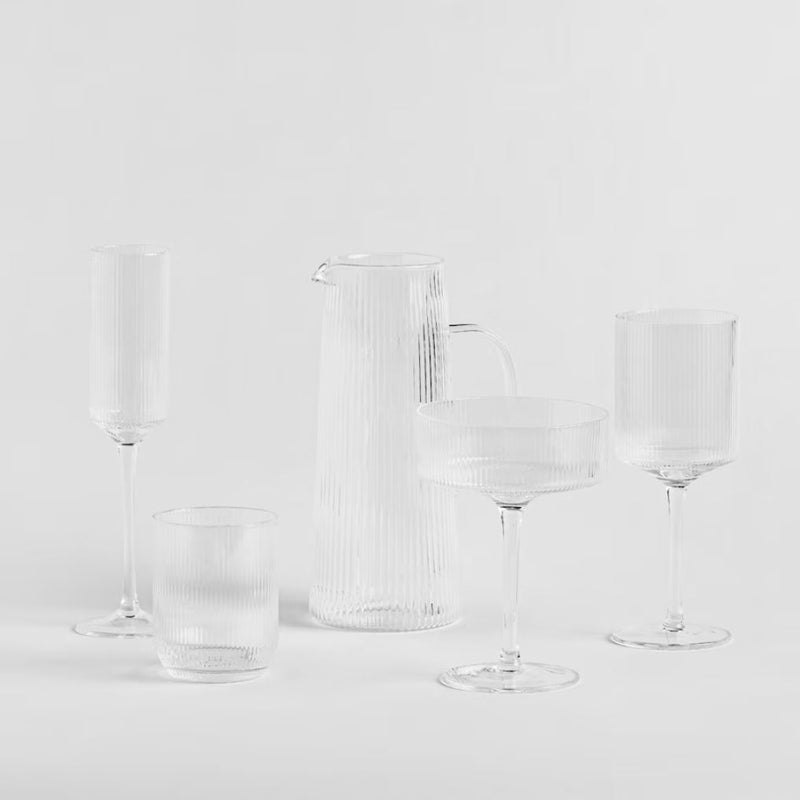Transparentný pohár na koktejl.