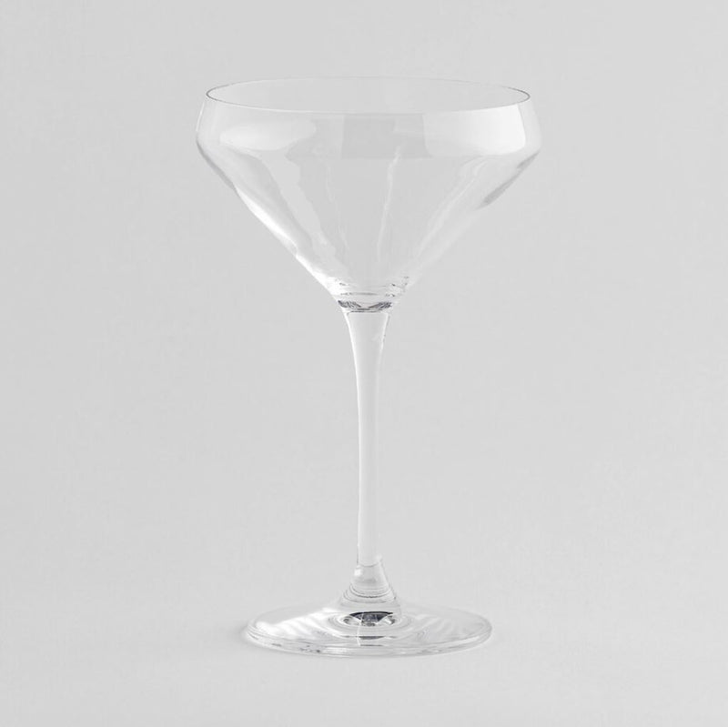 Transparentný pohár na martini.