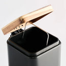 Čierny odpadkový kôš.