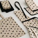 Béžový kuchynský uterák.