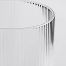 Transparentný pohár.