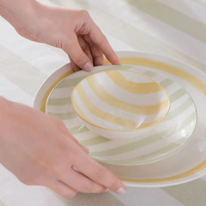 Bielo žltý kameninový plytký tanier. 